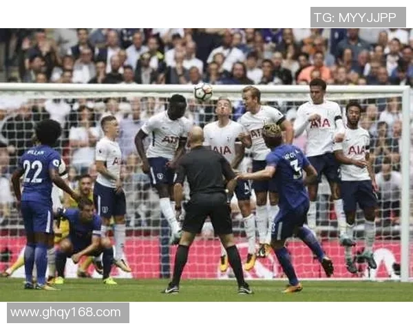 帕特罗纳图与防卫者的激烈对决揭示了足球战术的新趋势与精彩瞬间