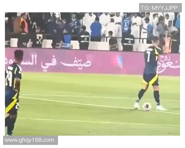 球迷疯狂冲入赛场夺C罗球衣引发热议的奇葩事件